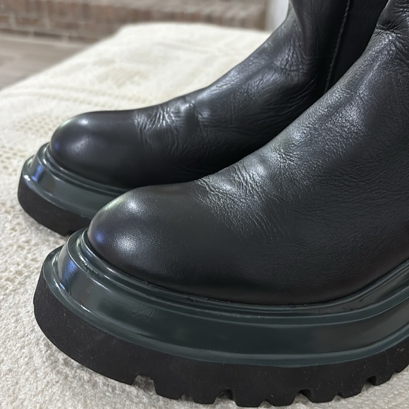 Steve Madden Buxton Chelsea Boot
Leather & textile upper slip stretch gores Sz 9 - Picture 10 of 14